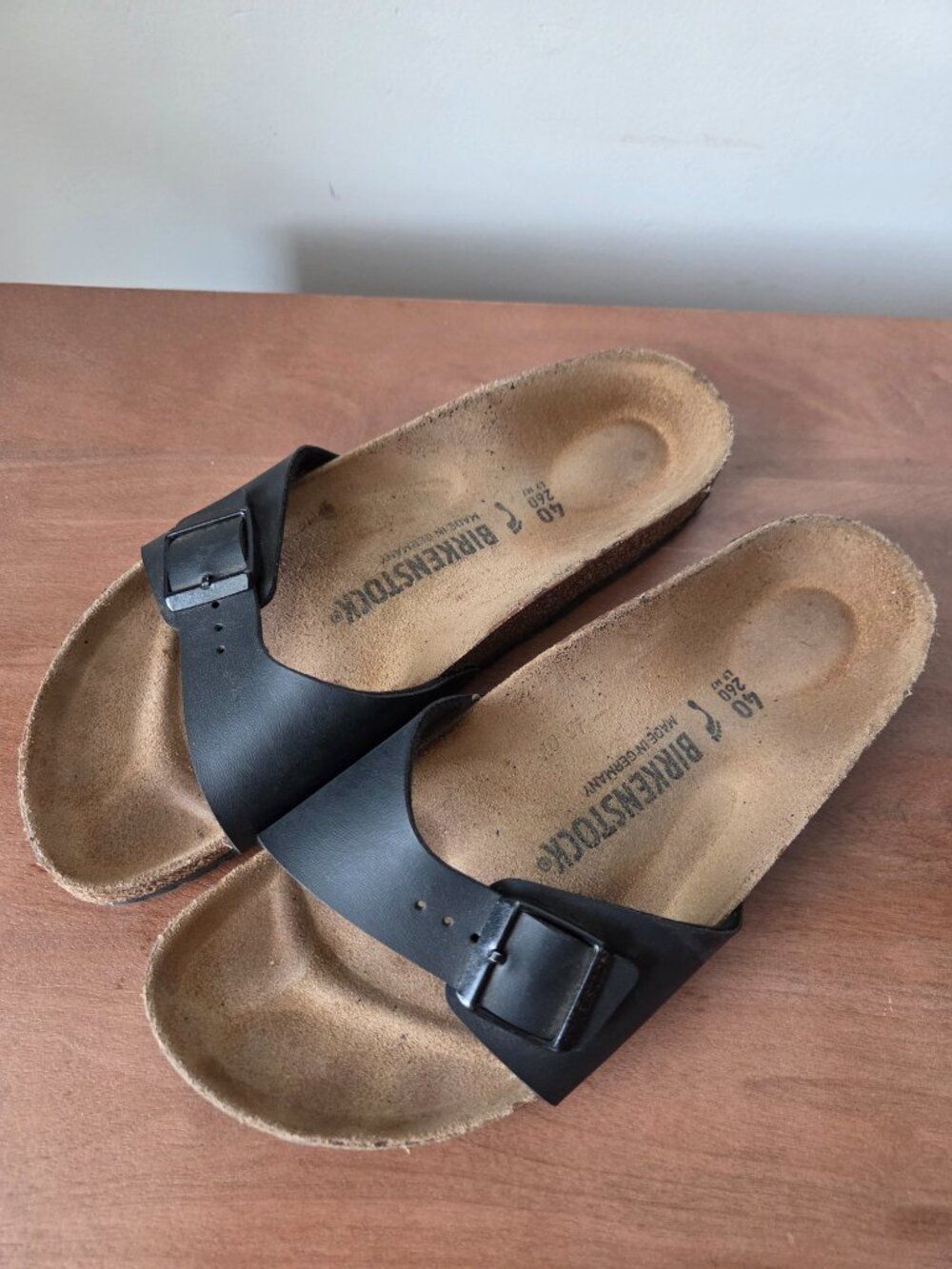 EUC BIRKENSTOCK BLACK STRAP SLIPPERS SIZE 40 / 9-9.5 WOMENS